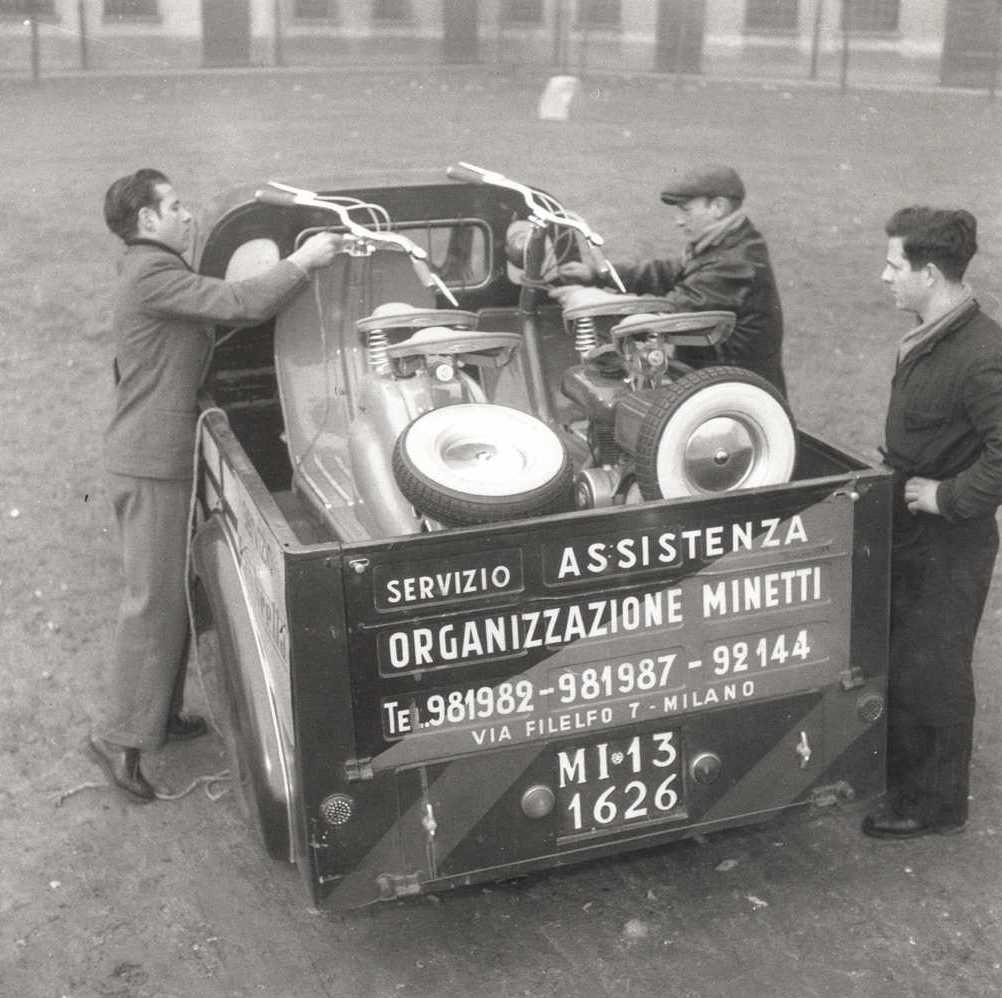 1949 Minetti team during the 32º Giro d'Italia with Lambretta