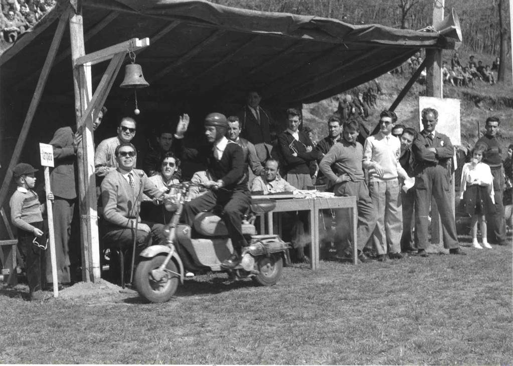 1956 Audience watching gymkhana Lambretta in Pinerolo